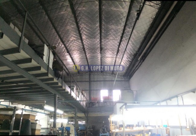 GALPON EN 2 PLANTAS CON ENTREPISO CON OFICINAS Y MONTACARGA. REF 589
