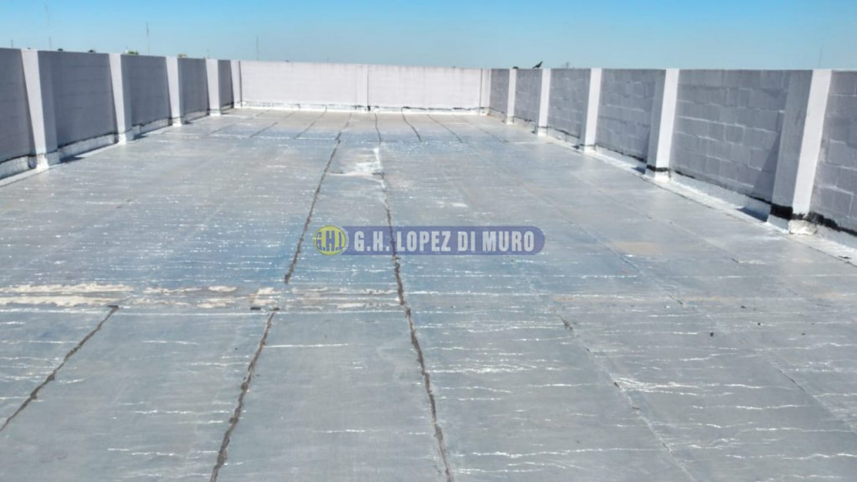 GALPON DE 1.500 MTS2 C/ OFICINAS, MONTACARGA, BAÑOS, VESTUARIO S/LOTE 8.66X40. REF: 552