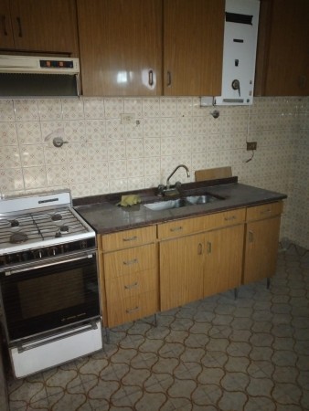 CASA SOBRE LOTE 8.66X17.32m IDEAL VARIAS FAMILIAS COMPUESTO POR 3 DEPARTAMENTOS. REF 730