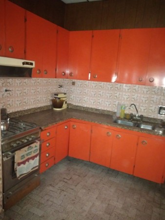 CASA SOBRE LOTE 8.66X17.32m IDEAL VARIAS FAMILIAS COMPUESTO POR 3 DEPARTAMENTOS. REF 730