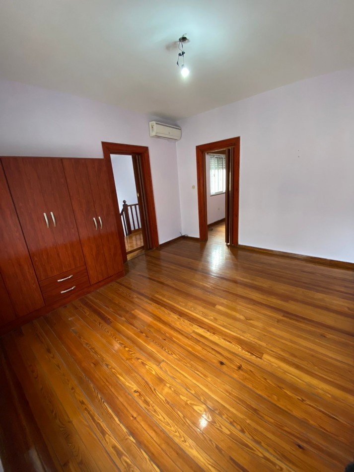 CASA EN 2 PLANTAS 4 AMB C/ 2 BAÑOS, PATIO Y CUARTO GUARDA UTILES
