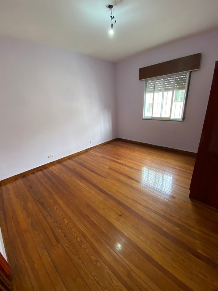 CASA EN 2 PLANTAS 4 AMB C/ 2 BAÑOS, PATIO Y CUARTO GUARDA UTILES