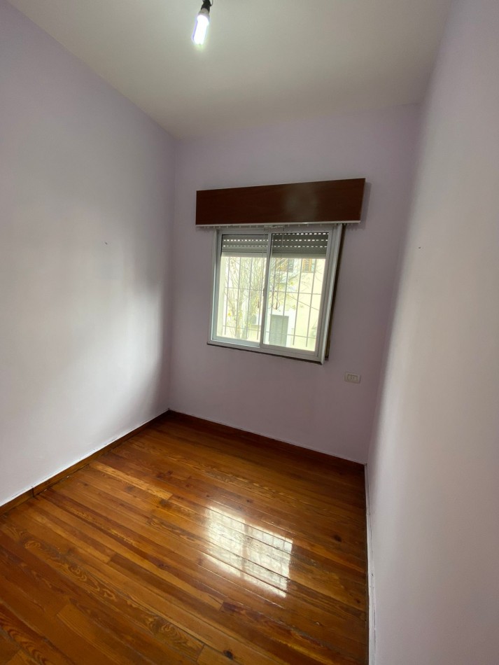 CASA EN 2 PLANTAS 4 AMB C/ 2 BAÑOS, PATIO Y CUARTO GUARDA UTILES