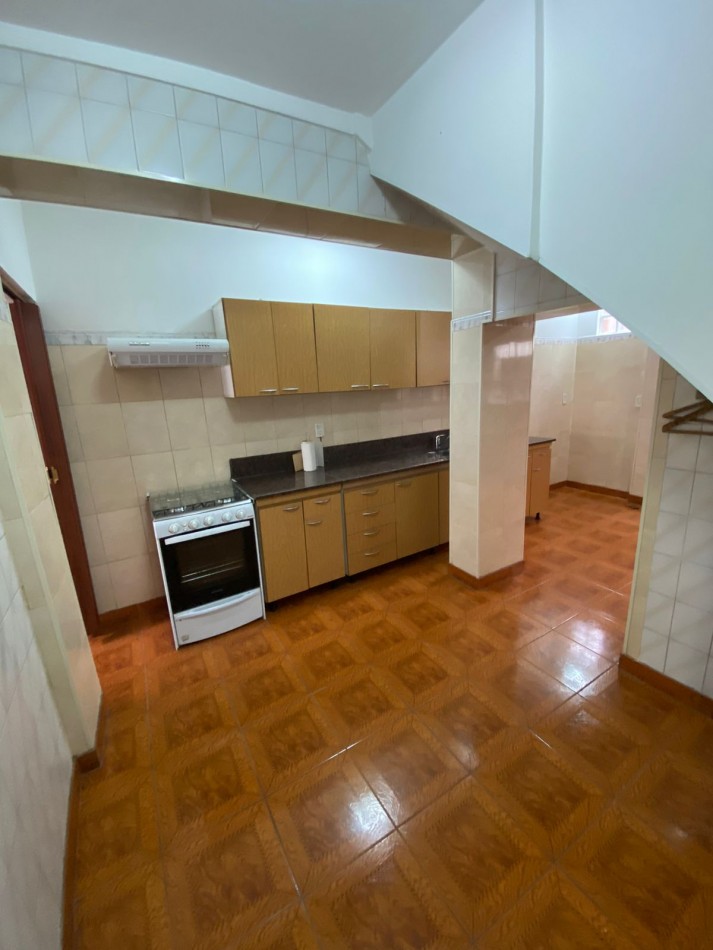 CASA EN 2 PLANTAS 4 AMB C/ 2 BAÑOS, PATIO Y CUARTO GUARDA UTILES