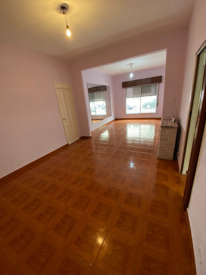 CASA EN 2 PLANTAS 4 AMB C/ 2 BAÑOS, PATIO Y CUARTO GUARDA UTILES