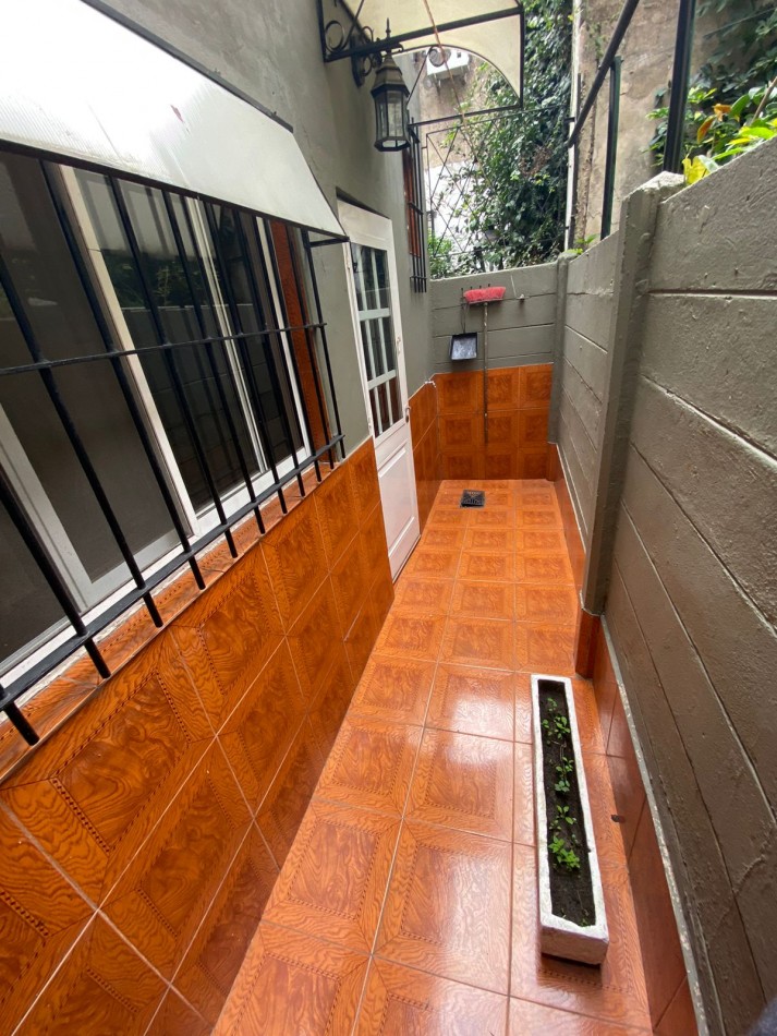 CASA EN 2 PLANTAS 4 AMB C/ 2 BAÑOS, PATIO Y CUARTO GUARDA UTILES