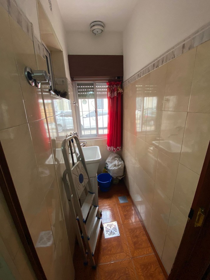 CASA EN 2 PLANTAS 4 AMB C/ 2 BAÑOS, PATIO Y CUARTO GUARDA UTILES