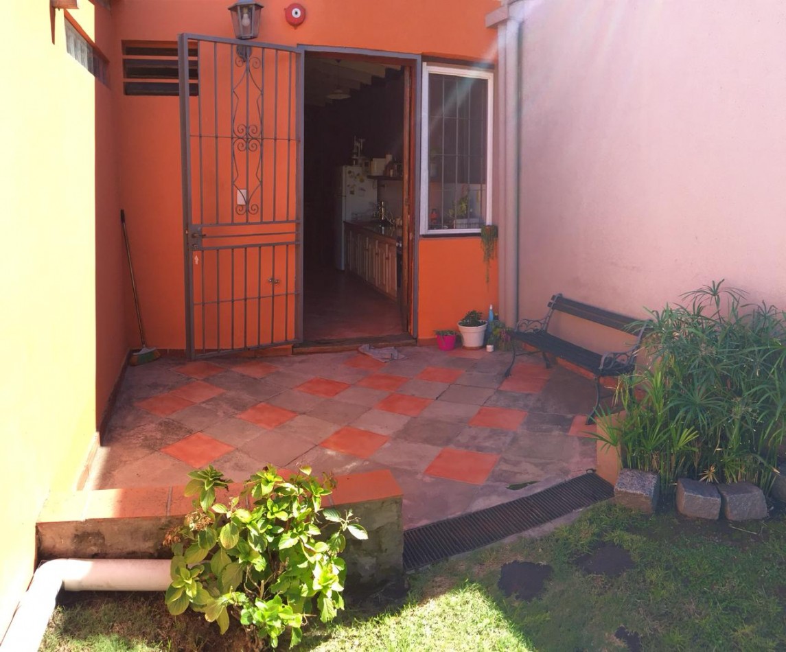 CASA 7 AMB CON COCHERA, PARQUE CON PILETA Y QUINCHO C/PARRILLA REF: 769