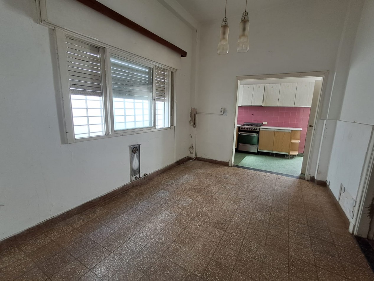 CASA IDEAL PARA 2 FAMILIAS ( AL FRENTE 3AMB CON PATIO CON PARRILLA, GARAGE CUBIERTO Y TERRAZA X T/SUP Y AL FONDO 2 AMB CON PATIO Y LAVADERO)