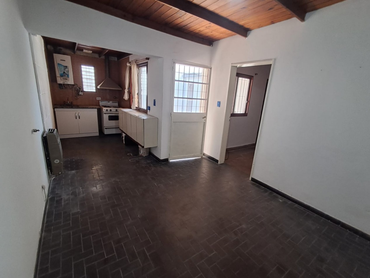 CASA IDEAL PARA 2 FAMILIAS ( AL FRENTE 3AMB CON PATIO CON PARRILLA, GARAGE CUBIERTO Y TERRAZA X T/SUP Y AL FONDO 2 AMB CON PATIO Y LAVADERO)
