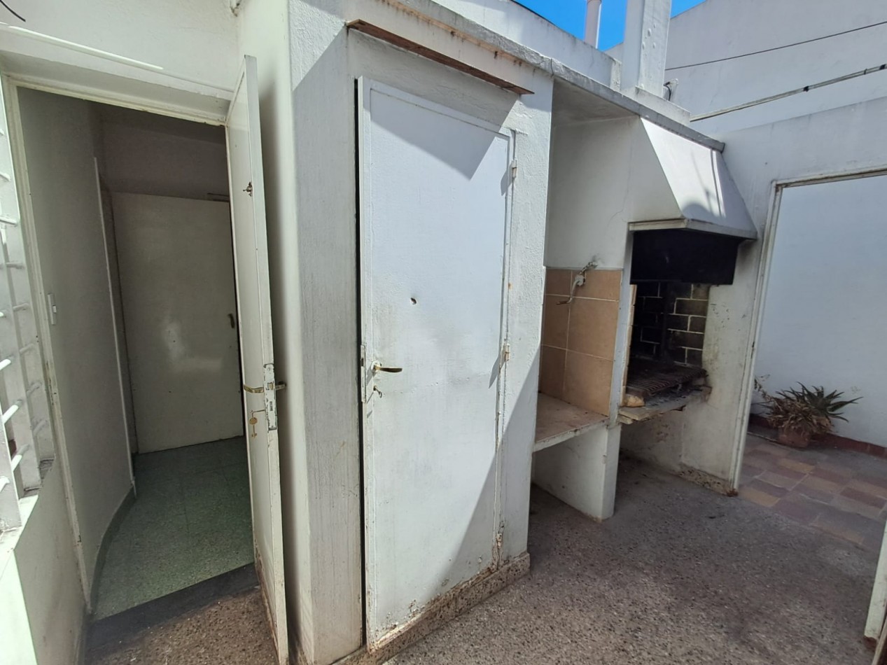 CASA IDEAL PARA 2 FAMILIAS ( AL FRENTE 3AMB CON PATIO CON PARRILLA, GARAGE CUBIERTO Y TERRAZA X T/SUP Y AL FONDO 2 AMB CON PATIO Y LAVADERO)