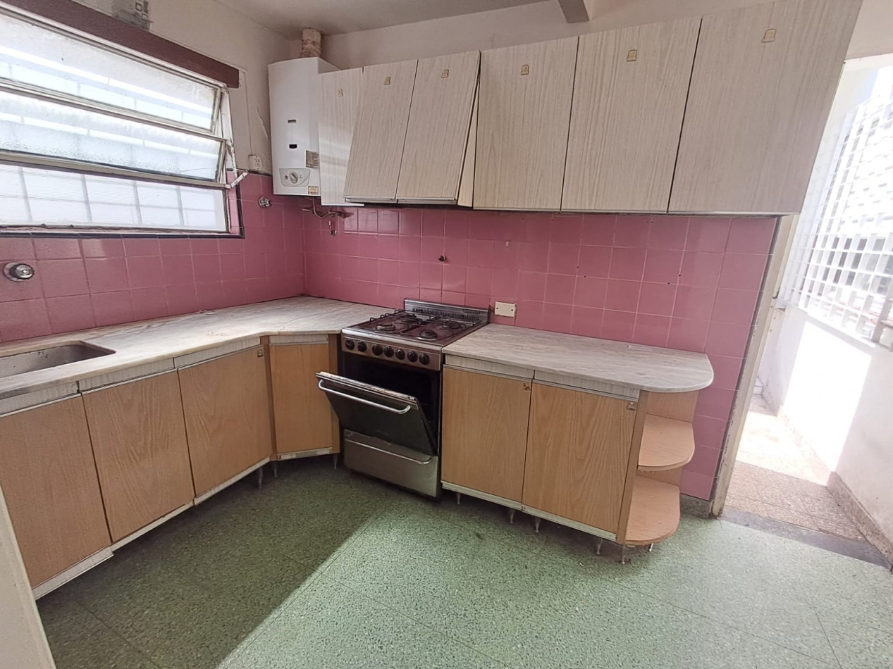 CASA IDEAL PARA 2 FAMILIAS ( AL FRENTE 3AMB CON PATIO CON PARRILLA, GARAGE CUBIERTO Y TERRAZA X T/SUP Y AL FONDO 2 AMB CON PATIO Y LAVADERO)