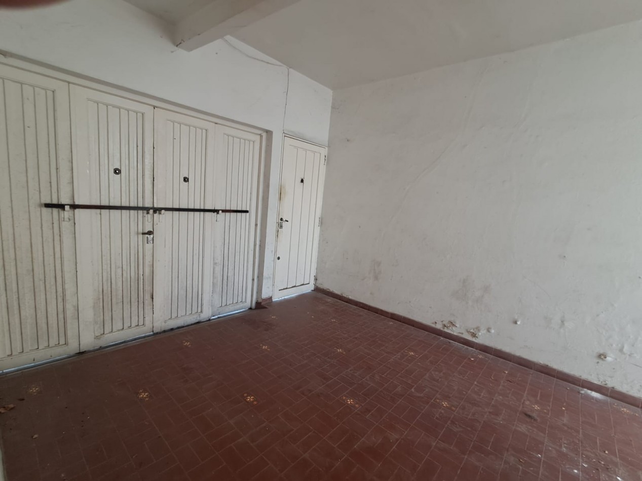 CASA IDEAL PARA 2 FAMILIAS ( AL FRENTE 3AMB CON PATIO CON PARRILLA, GARAGE CUBIERTO Y TERRAZA X T/SUP Y AL FONDO 2 AMB CON PATIO Y LAVADERO)
