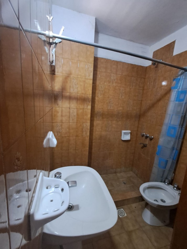 CASA IDEAL PARA 2 FAMILIAS ( AL FRENTE 3AMB CON PATIO CON PARRILLA, GARAGE CUBIERTO Y TERRAZA X T/SUP Y AL FONDO 2 AMB CON PATIO Y LAVADERO)