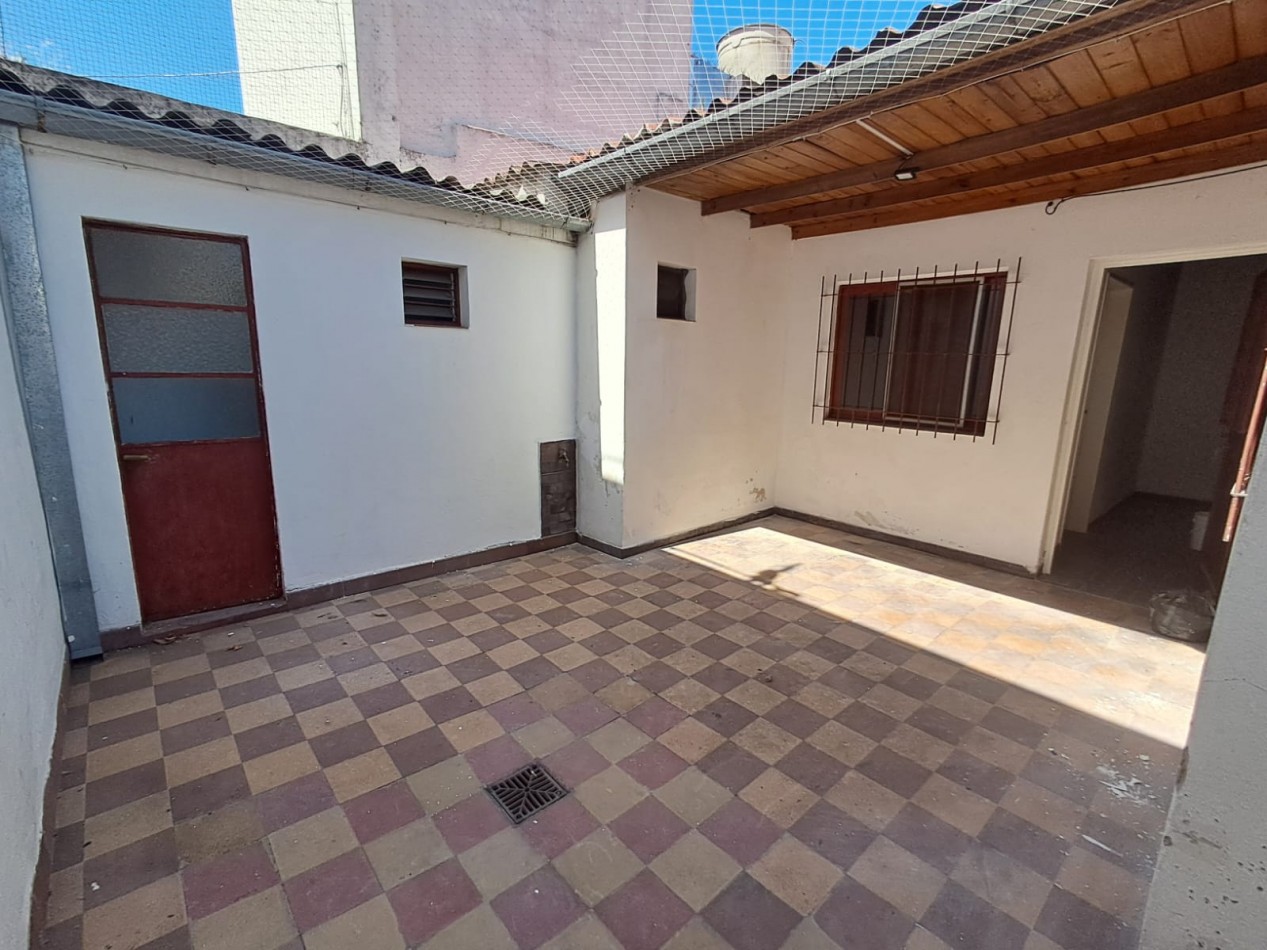 CASA IDEAL PARA 2 FAMILIAS ( AL FRENTE 3AMB CON PATIO CON PARRILLA, GARAGE CUBIERTO Y TERRAZA X T/SUP Y AL FONDO 2 AMB CON PATIO Y LAVADERO)
