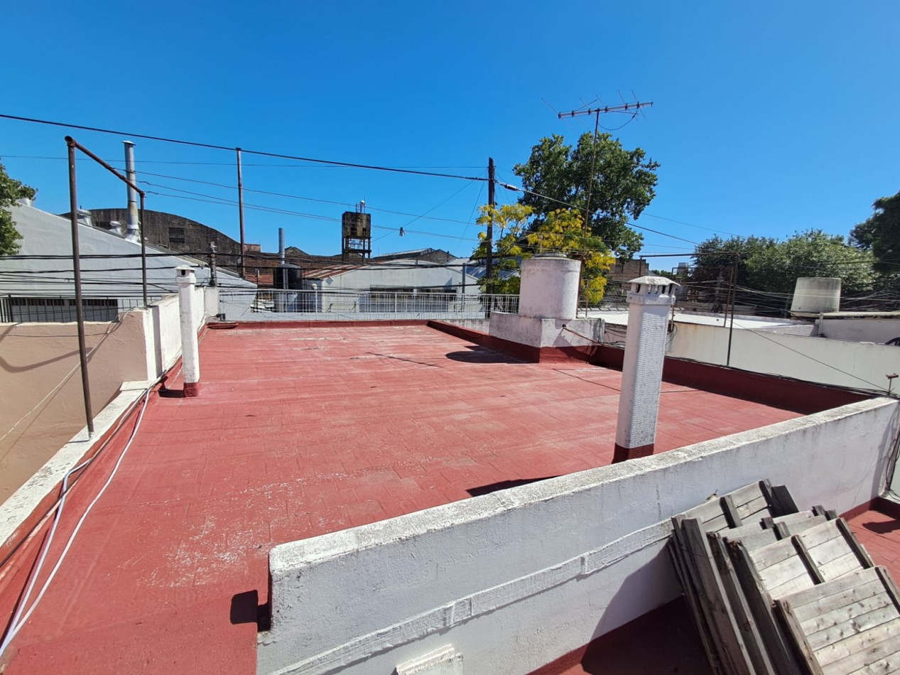 CASA IDEAL PARA 2 FAMILIAS ( AL FRENTE 3AMB CON PATIO CON PARRILLA, GARAGE CUBIERTO Y TERRAZA X T/SUP Y AL FONDO 2 AMB CON PATIO Y LAVADERO)