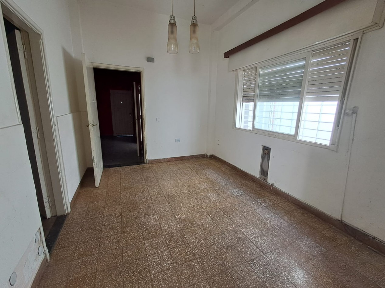 CASA IDEAL PARA 2 FAMILIAS ( AL FRENTE 3AMB CON PATIO CON PARRILLA, GARAGE CUBIERTO Y TERRAZA X T/SUP Y AL FONDO 2 AMB CON PATIO Y LAVADERO)