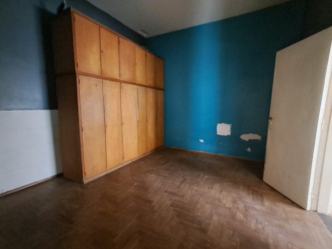 CASA IDEAL PARA 2 FAMILIAS ( AL FRENTE 3AMB CON PATIO CON PARRILLA, GARAGE CUBIERTO Y TERRAZA X T/SUP Y AL FONDO 2 AMB CON PATIO Y LAVADERO)
