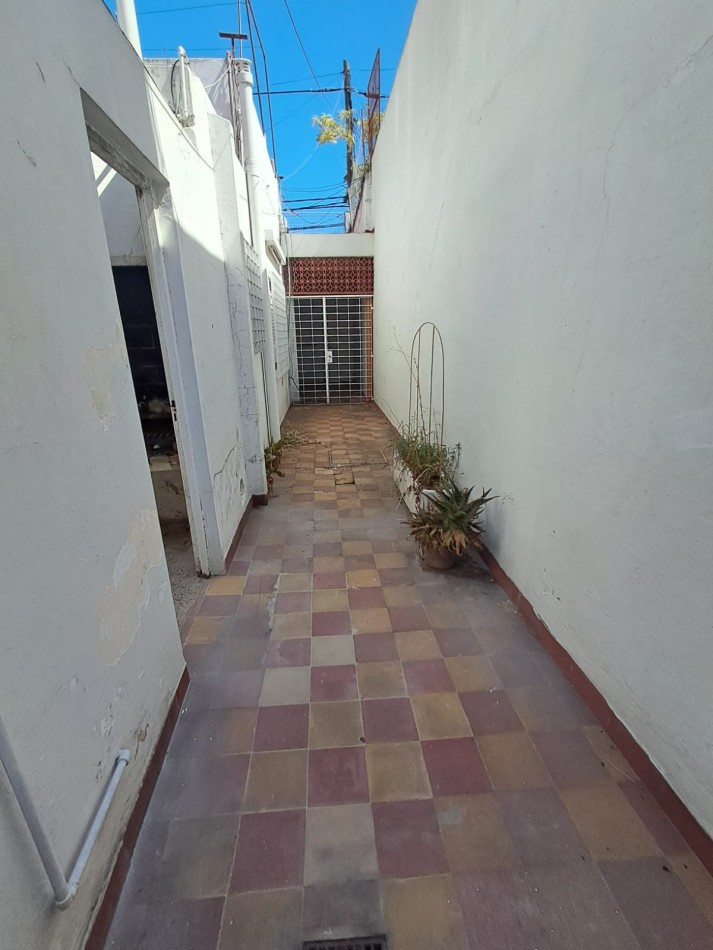CASA IDEAL PARA 2 FAMILIAS ( AL FRENTE 3AMB CON PATIO CON PARRILLA, GARAGE CUBIERTO Y TERRAZA X T/SUP Y AL FONDO 2 AMB CON PATIO Y LAVADERO)