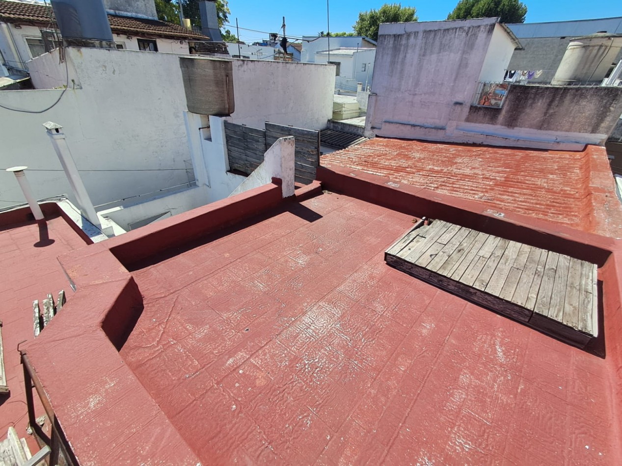 CASA IDEAL PARA 2 FAMILIAS ( AL FRENTE 3AMB CON PATIO CON PARRILLA, GARAGE CUBIERTO Y TERRAZA X T/SUP Y AL FONDO 2 AMB CON PATIO Y LAVADERO)