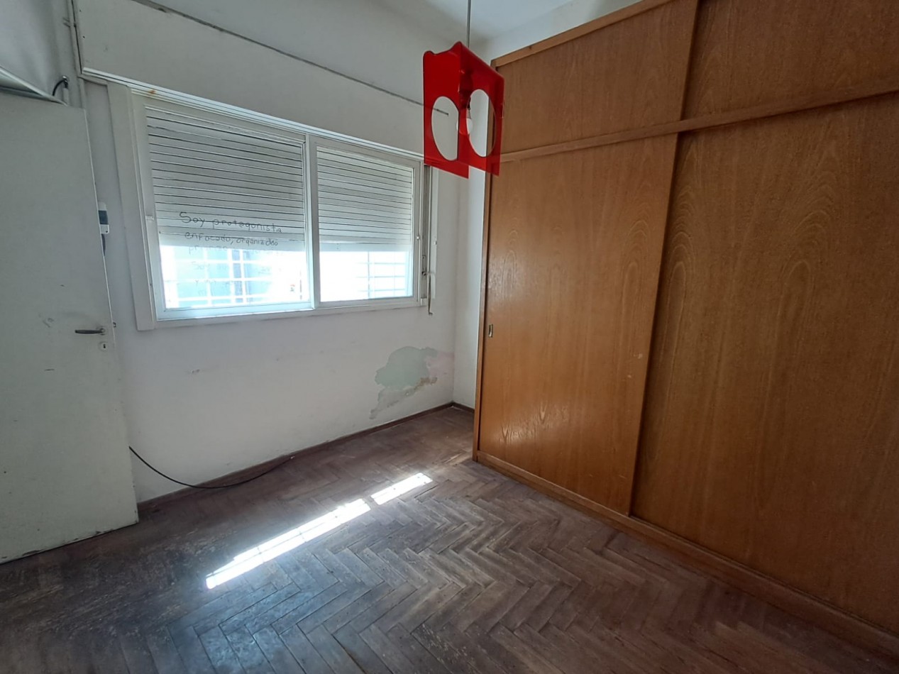 CASA IDEAL PARA 2 FAMILIAS ( AL FRENTE 3AMB CON PATIO CON PARRILLA, GARAGE CUBIERTO Y TERRAZA X T/SUP Y AL FONDO 2 AMB CON PATIO Y LAVADERO)