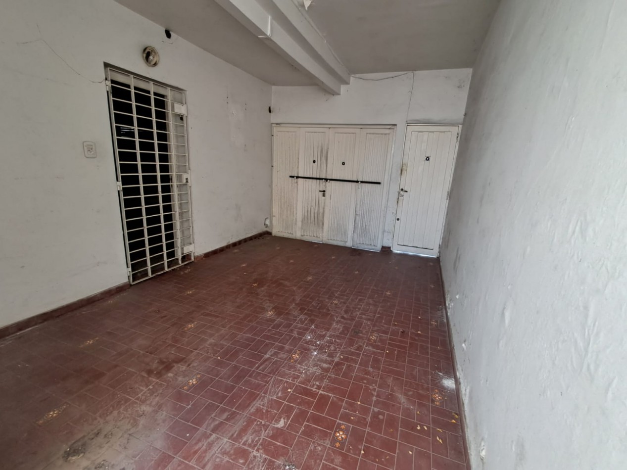 CASA IDEAL PARA 2 FAMILIAS ( AL FRENTE 3AMB CON PATIO CON PARRILLA, GARAGE CUBIERTO Y TERRAZA X T/SUP Y AL FONDO 2 AMB CON PATIO Y LAVADERO)