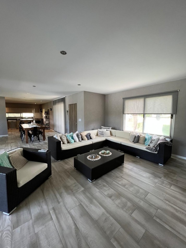 CASA 4 AMB CON GARAGE, PERGOLA Y PILETA 