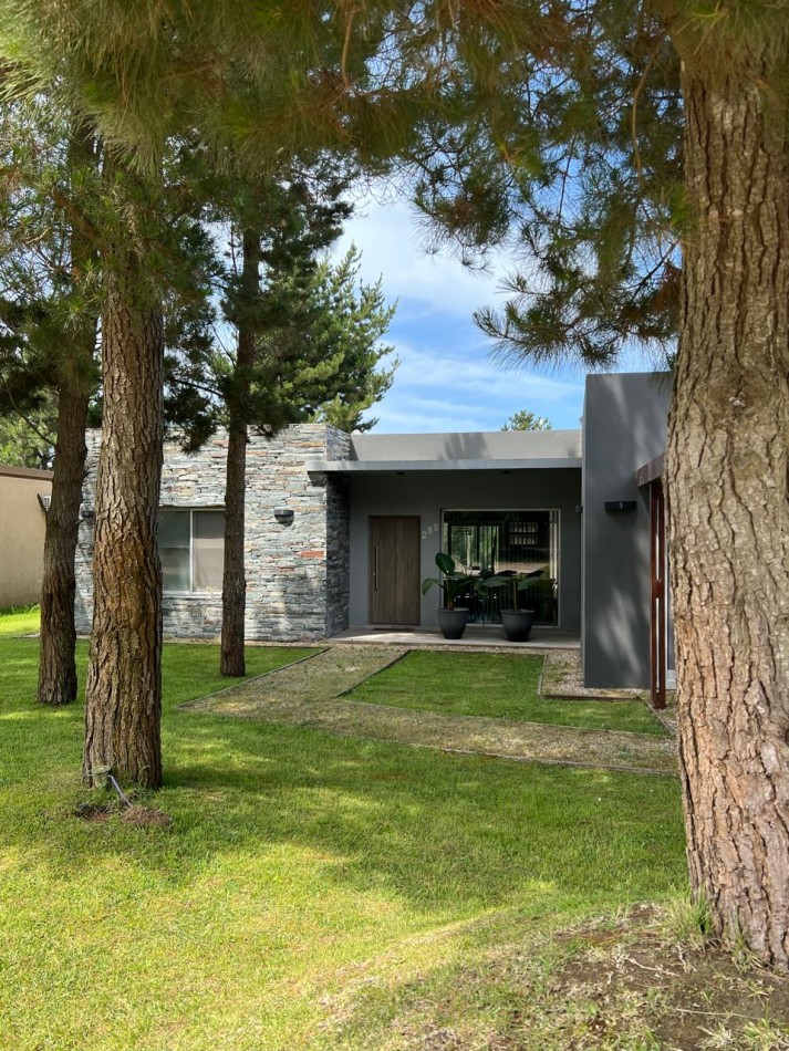 CASA 4 AMB CON GARAGE, PERGOLA Y PILETA 