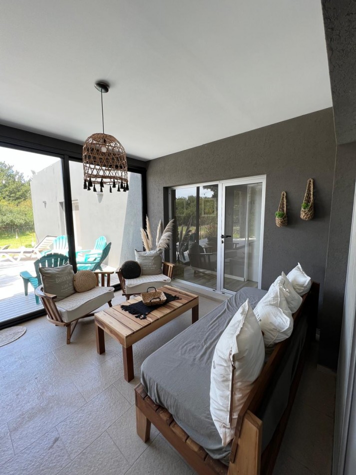 CASA 4 AMB CON GARAGE, PERGOLA Y PILETA 