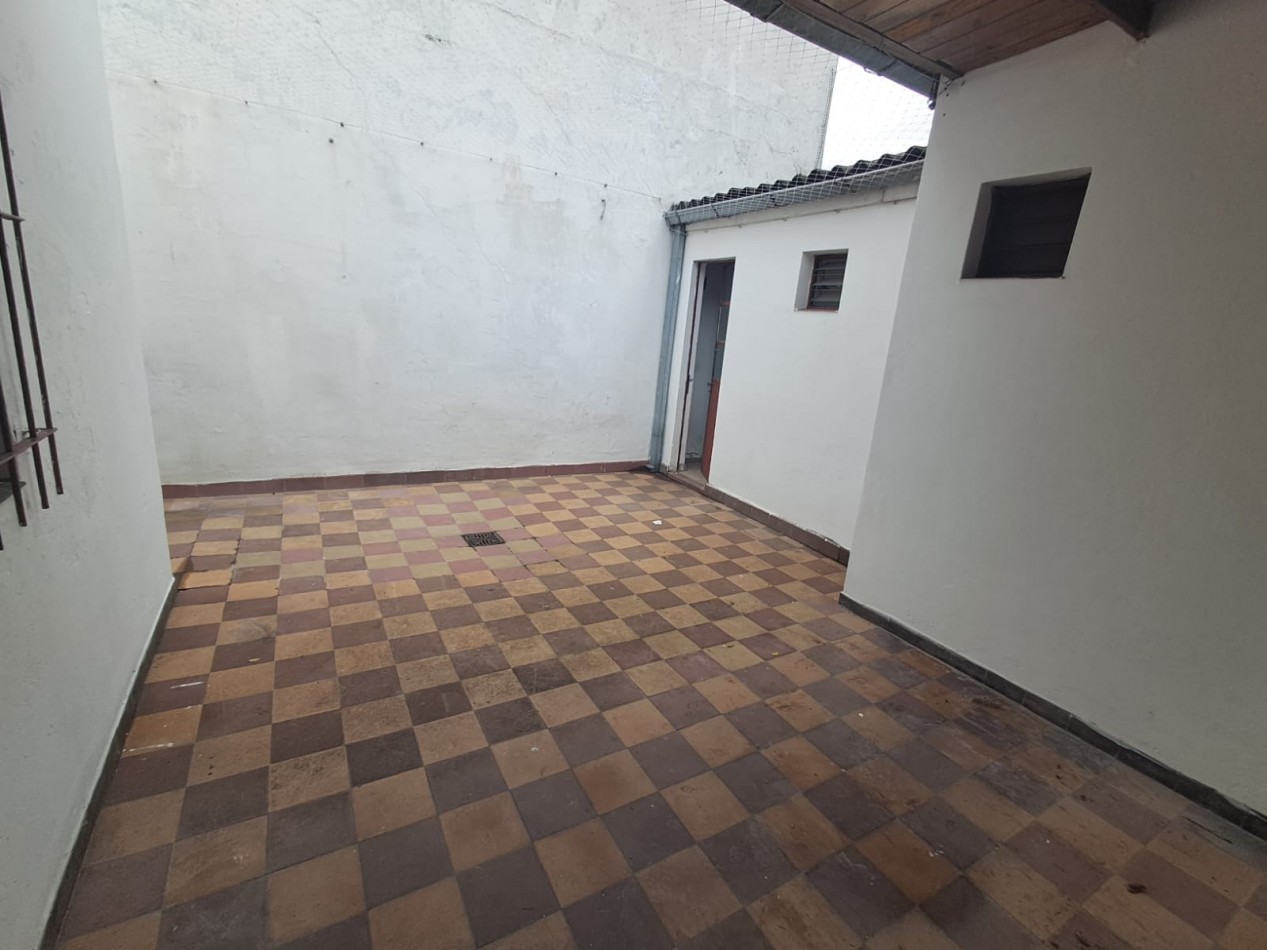 CASA IDEAL PARA 2 FAMILIAS ( AL FRENTE 3AMB CON PATIO CON PARRILLA, GARAGE CUBIERTO Y TERRAZA X T/SUP Y AL FONDO 2 AMB CON PATIO Y LAVADERO)