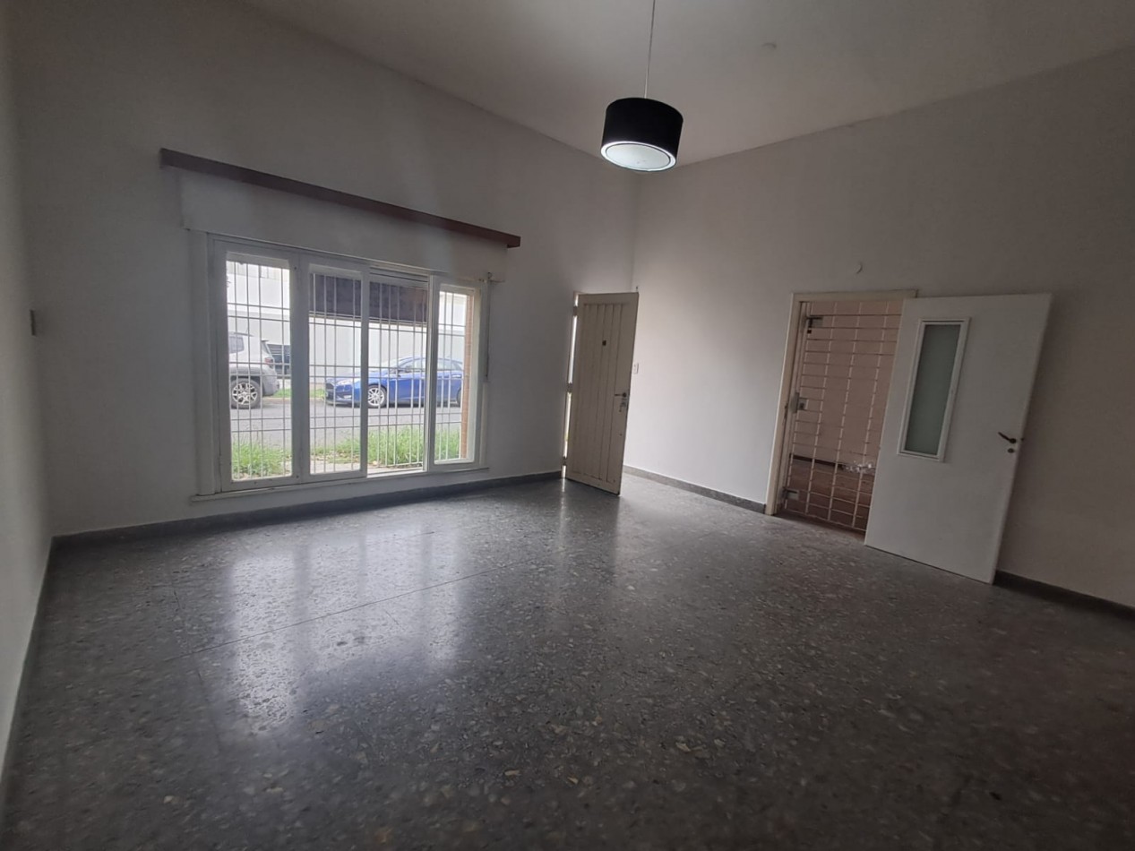 CASA IDEAL PARA 2 FAMILIAS ( AL FRENTE 3AMB CON PATIO CON PARRILLA, GARAGE CUBIERTO Y TERRAZA X T/SUP Y AL FONDO 2 AMB CON PATIO Y LAVADERO)