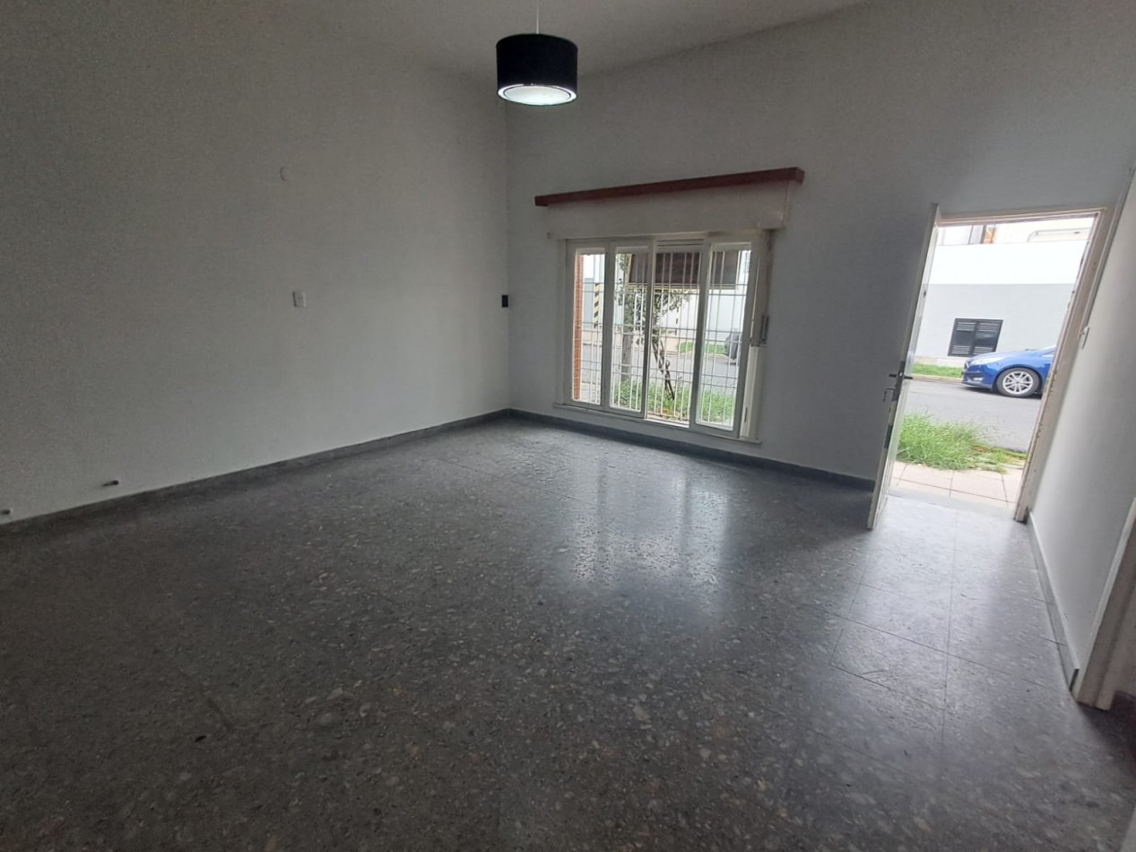 CASA IDEAL PARA 2 FAMILIAS ( AL FRENTE 3AMB CON PATIO CON PARRILLA, GARAGE CUBIERTO Y TERRAZA X T/SUP Y AL FONDO 2 AMB CON PATIO Y LAVADERO)
