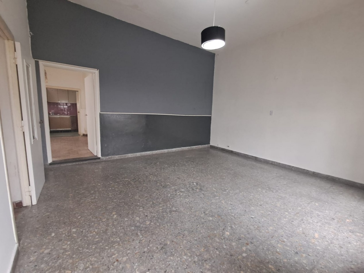 CASA IDEAL PARA 2 FAMILIAS ( AL FRENTE 3AMB CON PATIO CON PARRILLA, GARAGE CUBIERTO Y TERRAZA X T/SUP Y AL FONDO 2 AMB CON PATIO Y LAVADERO)