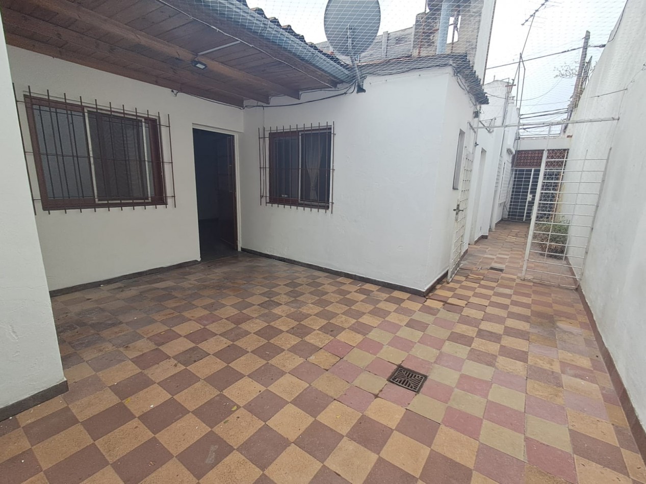 CASA IDEAL PARA 2 FAMILIAS ( AL FRENTE 3AMB CON PATIO CON PARRILLA, GARAGE CUBIERTO Y TERRAZA X T/SUP Y AL FONDO 2 AMB CON PATIO Y LAVADERO)