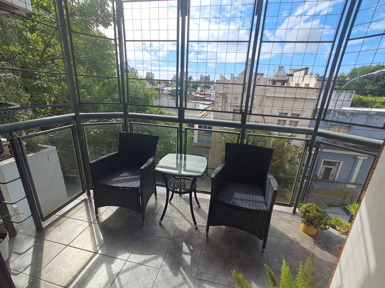 DEPARTAMENTO 4 AMB AL FRENTE, CON BALCON Y COCHERA.REF.833
