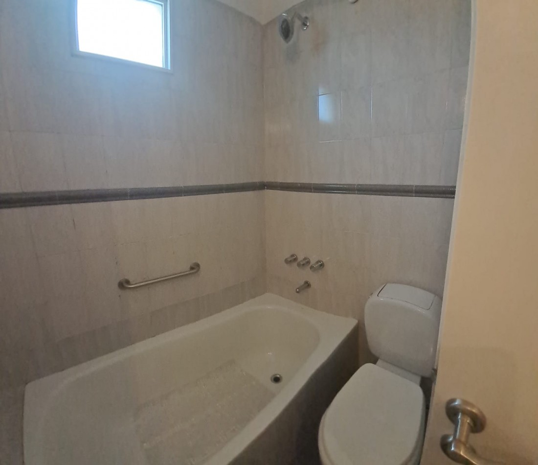 DEPARTAMENTO 4 AMB AL FRENTE, CON BALCON Y COCHERA.REF.833