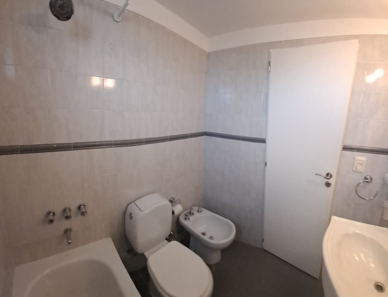 DEPARTAMENTO 4 AMB AL FRENTE, CON BALCON Y COCHERA.REF.833