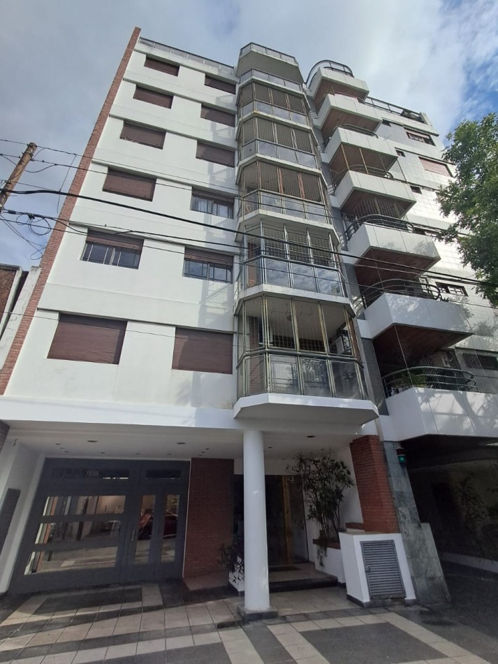 DEPARTAMENTO 4 AMB AL FRENTE, CON BALCON Y COCHERA.REF.833