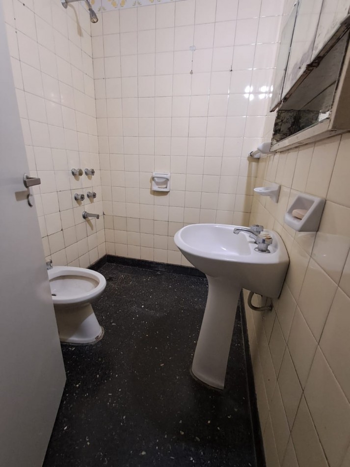 DEPARTAMENTO 2 AMBIENTES PRIMER PISO POR ESCALERA CON BAJAS EXPENSAS.REF.834
