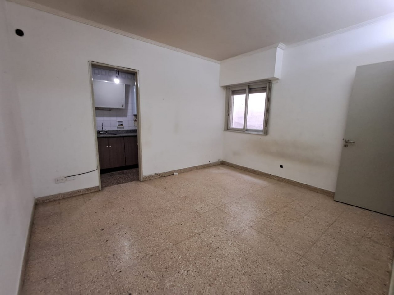 DEPARTAMENTO 2 AMBIENTES PRIMER PISO POR ESCALERA CON BAJAS EXPENSAS.REF.834