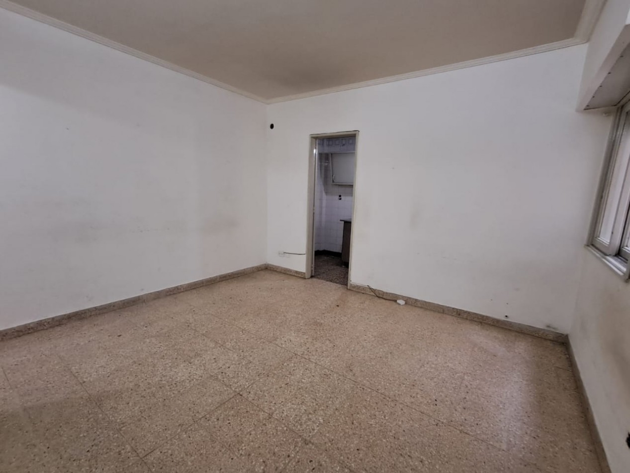 DEPARTAMENTO 2 AMBIENTES PRIMER PISO POR ESCALERA CON BAJAS EXPENSAS.REF.834