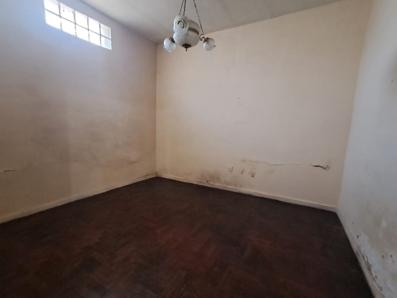 CASA IDEAL PARA 2 FAMILIAS (AL FRENTE DEPTO 3 AMB CON PATIO Y AL FONDO DEPTO 3 AMB CON PATIO Y TERRAZA X T/SUP. CON CUARTO G. UTILES).REF.835