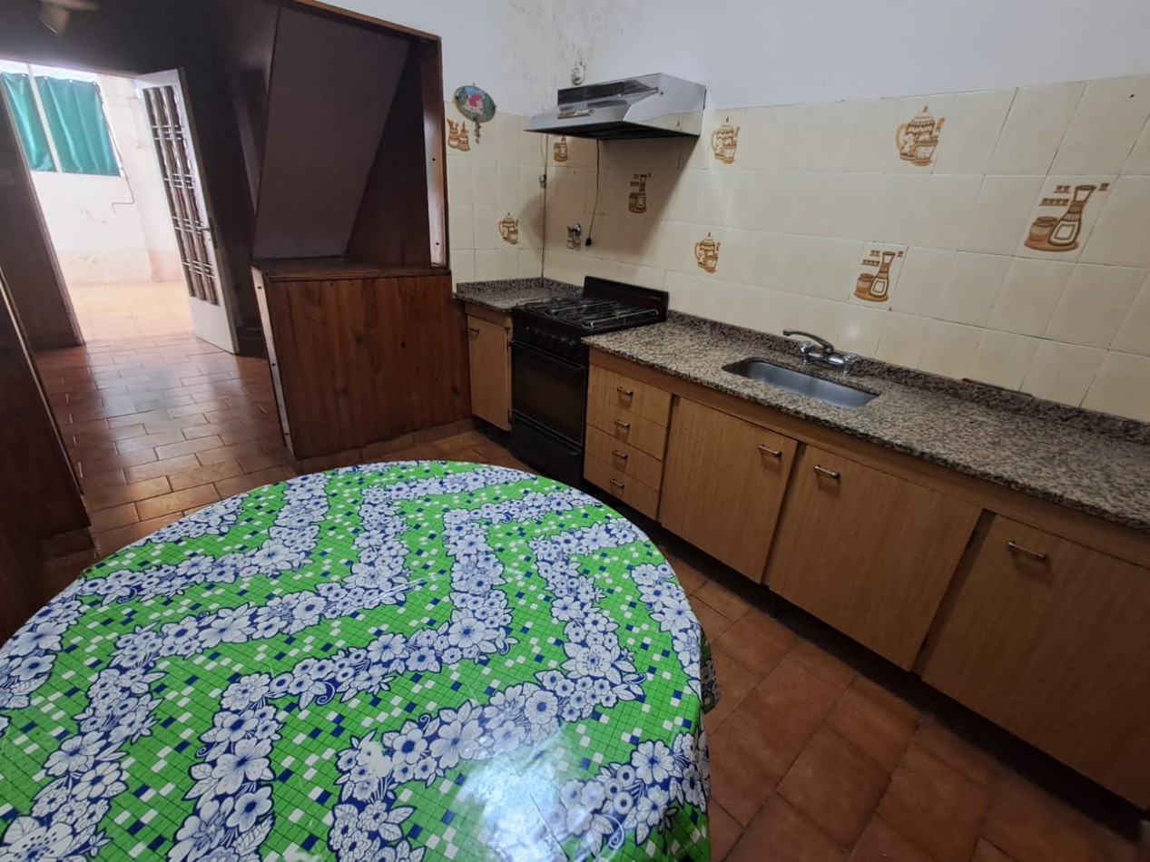 CASA IDEAL PARA 2 FAMILIAS (AL FRENTE DEPTO 3 AMB CON PATIO Y AL FONDO DEPTO 3 AMB CON PATIO Y TERRAZA X T/SUP. CON CUARTO G. UTILES).REF.835