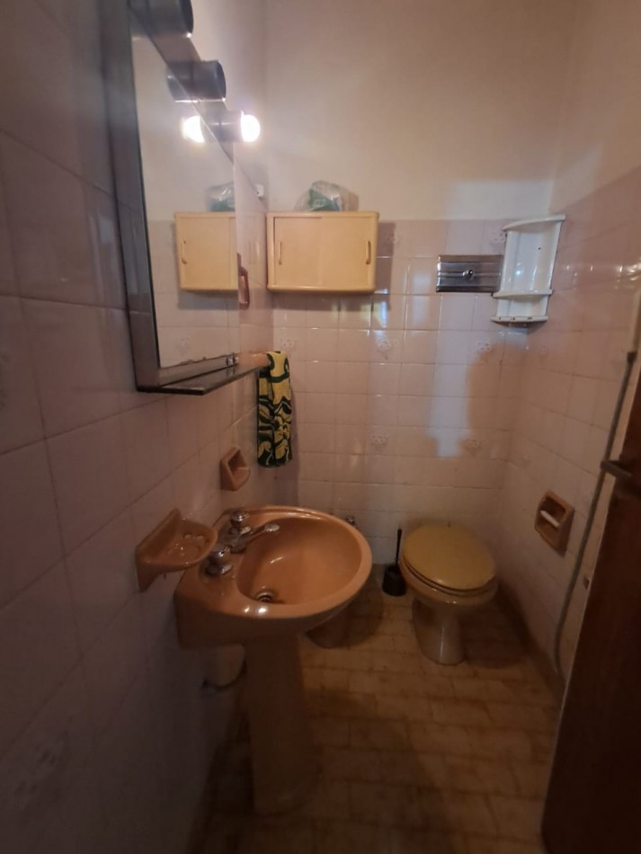 CASA IDEAL PARA 2 FAMILIAS (AL FRENTE DEPTO 3 AMB CON PATIO Y AL FONDO DEPTO 3 AMB CON PATIO Y TERRAZA X T/SUP. CON CUARTO G. UTILES).REF.835