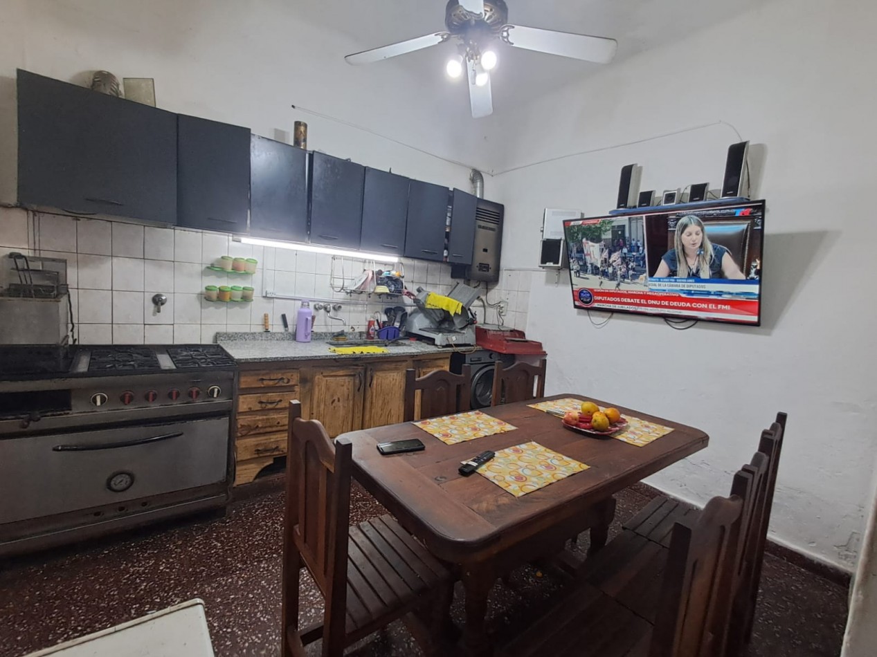 CASA IDEAL PARA 2 FAMILIAS (AL FRENTE DEPTO 3 AMB CON PATIO Y AL FONDO DEPTO 3 AMB CON PATIO Y TERRAZA X T/SUP. CON CUARTO G. UTILES).REF.835
