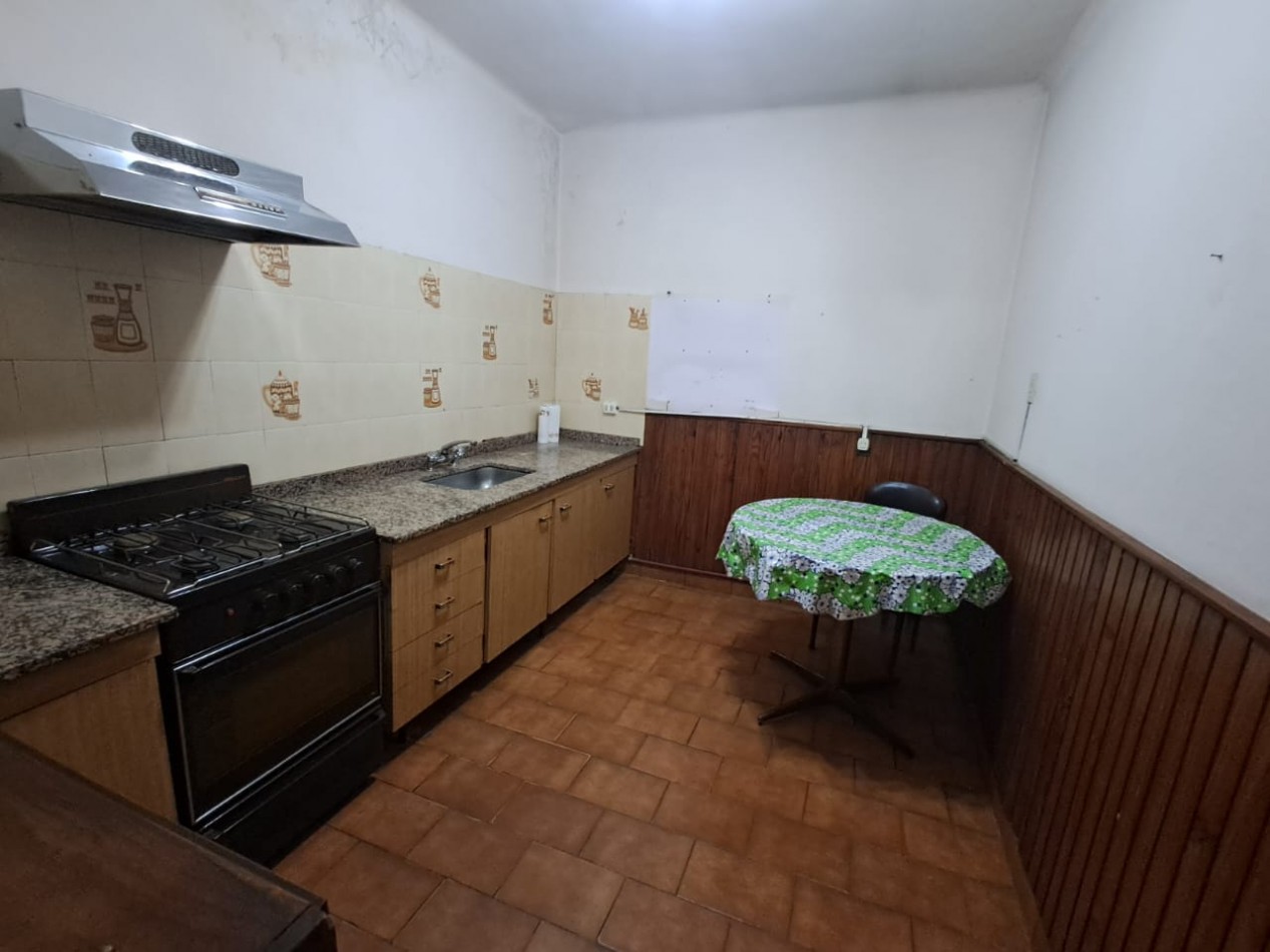 CASA IDEAL PARA 2 FAMILIAS (AL FRENTE DEPTO 3 AMB CON PATIO Y AL FONDO DEPTO 3 AMB CON PATIO Y TERRAZA X T/SUP. CON CUARTO G. UTILES).REF.835