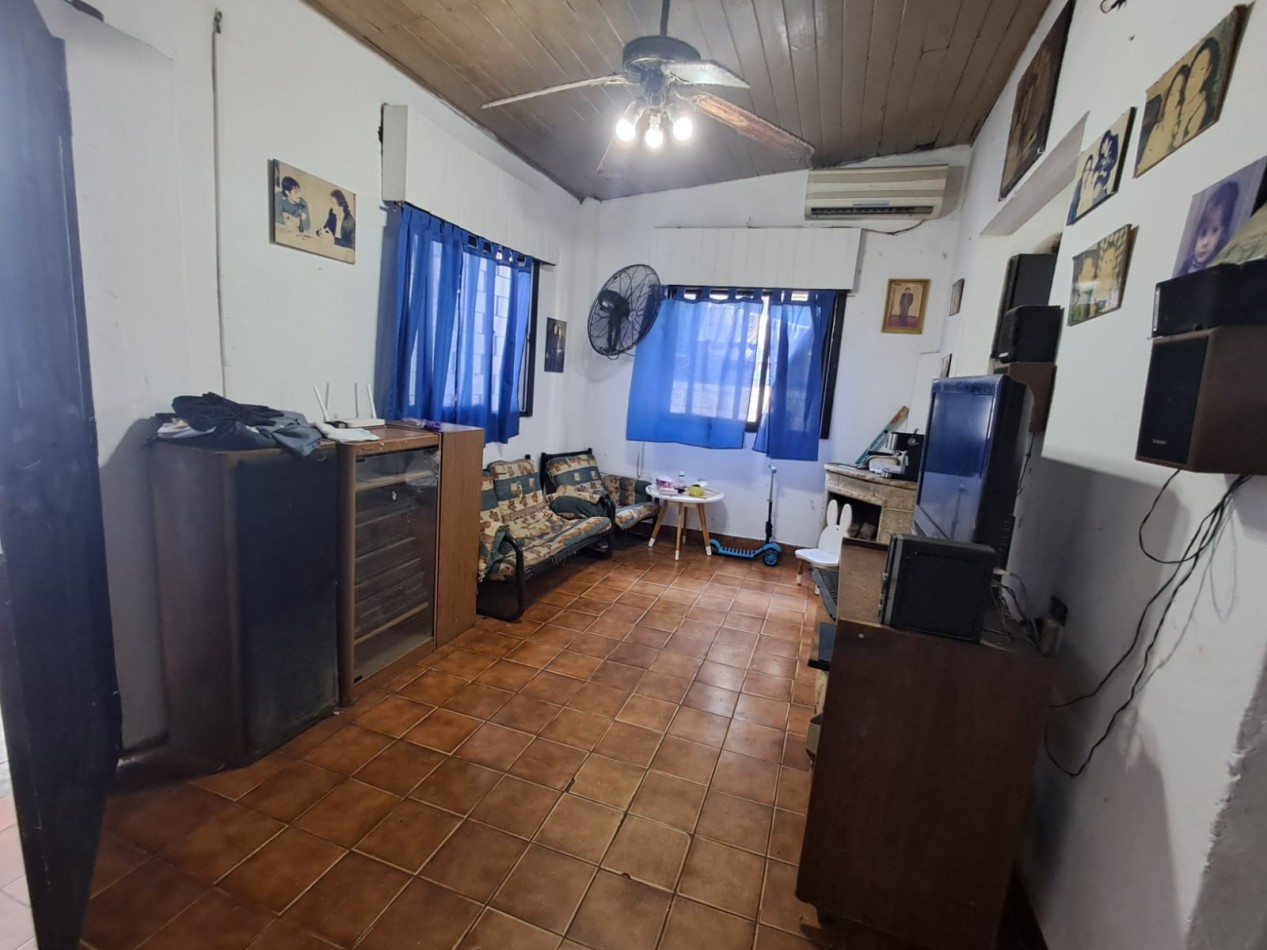 CASA IDEAL PARA 2 FAMILIAS (AL FRENTE DEPTO 3 AMB CON PATIO Y AL FONDO DEPTO 3 AMB CON PATIO Y TERRAZA X T/SUP. CON CUARTO G. UTILES).REF.835