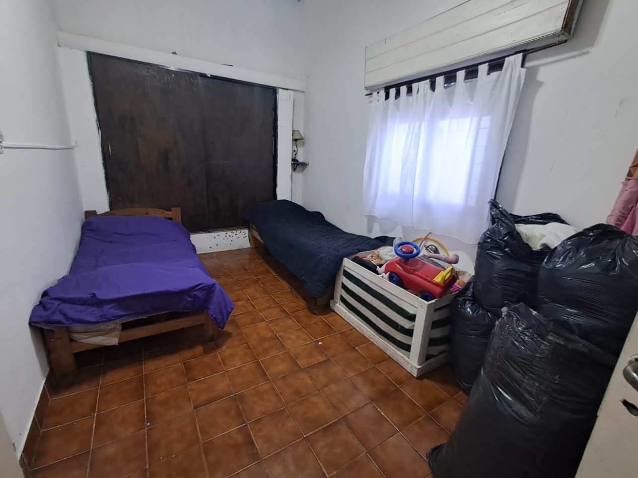 CASA IDEAL PARA 2 FAMILIAS (AL FRENTE DEPTO 3 AMB CON PATIO Y AL FONDO DEPTO 3 AMB CON PATIO Y TERRAZA X T/SUP. CON CUARTO G. UTILES).REF.835