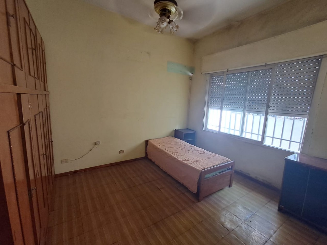 CASA IDEAL PARA 2 FAMILIAS (AL FRENTE DEPTO 3 AMB CON PATIO Y AL FONDO DEPTO 3 AMB CON PATIO Y TERRAZA X T/SUP. CON CUARTO G. UTILES).REF.835