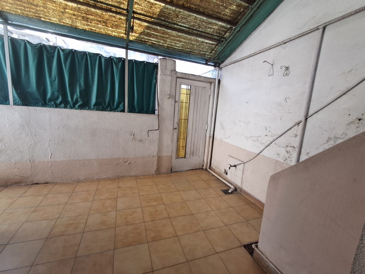 CASA IDEAL PARA 2 FAMILIAS (AL FRENTE DEPTO 3 AMB CON PATIO Y AL FONDO DEPTO 3 AMB CON PATIO Y TERRAZA X T/SUP. CON CUARTO G. UTILES).REF.835